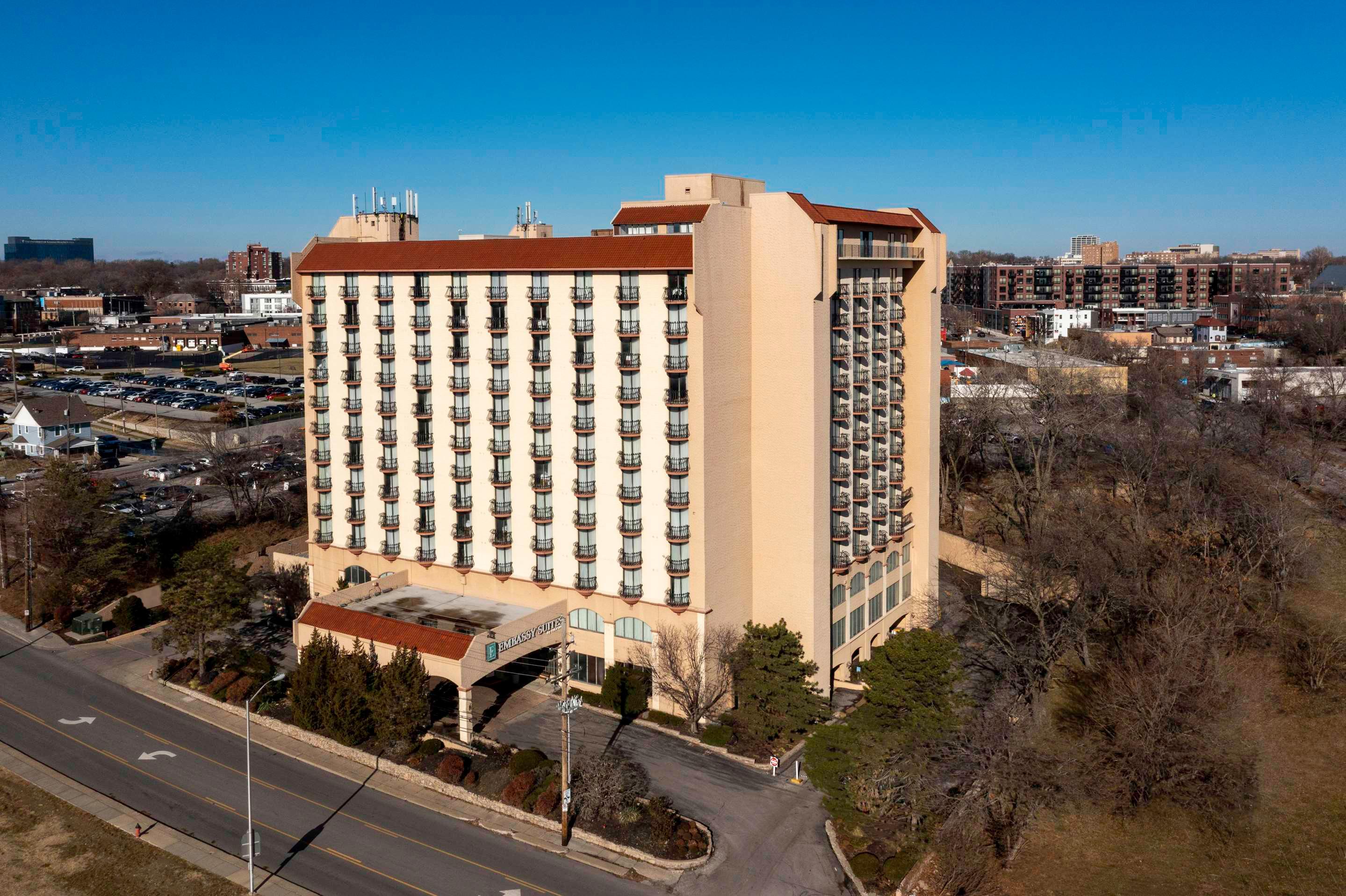 Pool - Picture of Embassy Suites by Hilton Kansas City Plaza - Tripadvisor