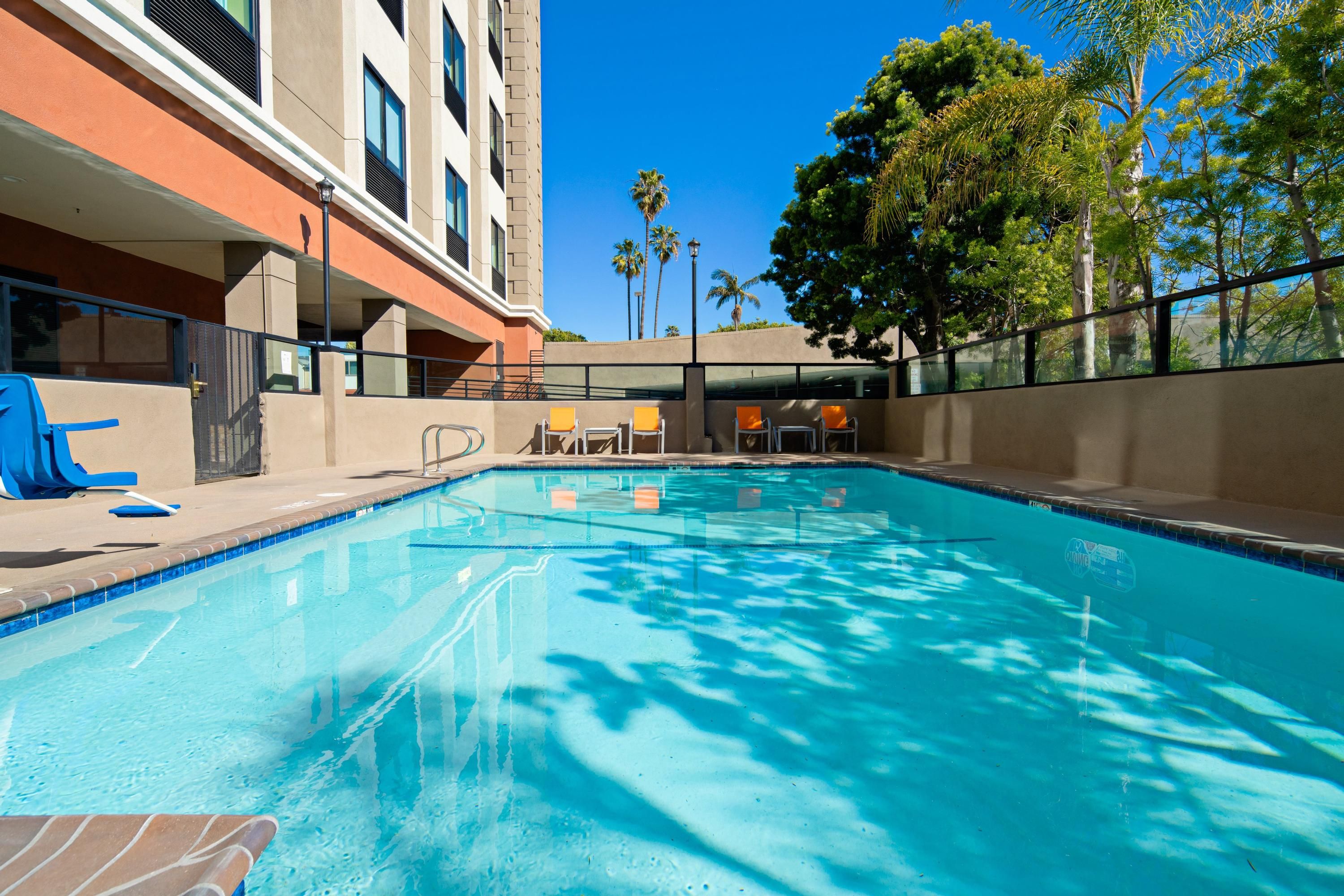 Holiday Inn Express Los Angeles - LAX Airport By IHG in Los Angeles, the  United States from ₹ 9,749: Deals, Reviews, Photos | momondo