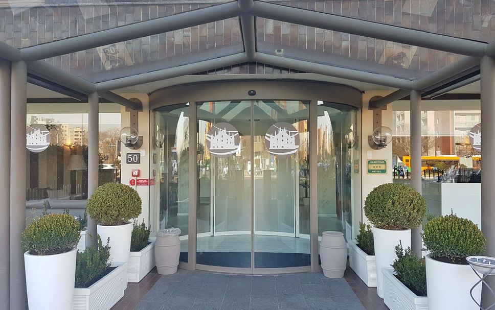 Hotel entrance Photo